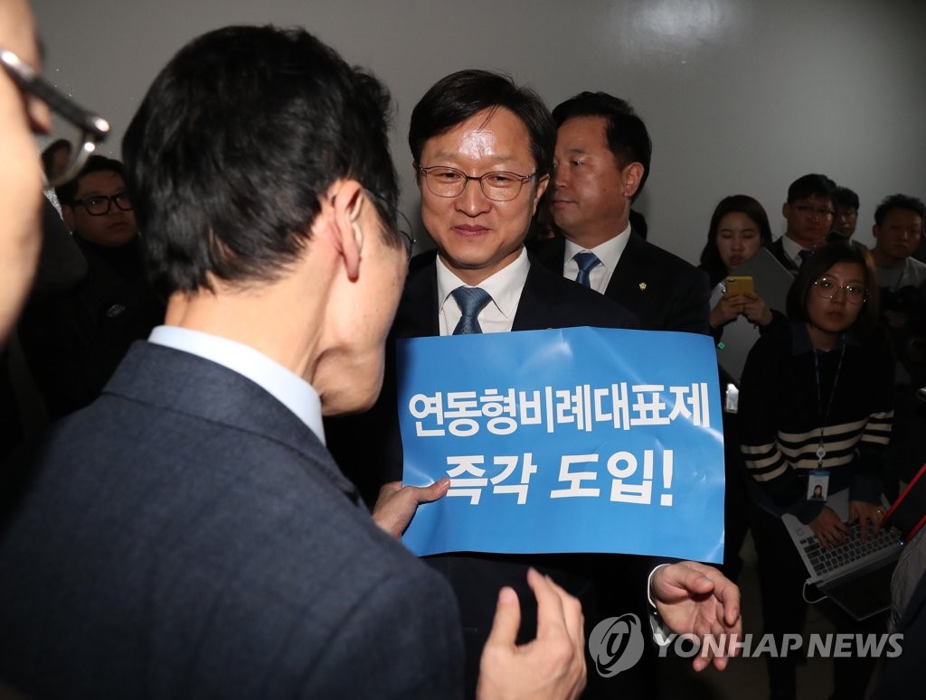 야당 항의에 막힌 강병원 기재위 위원