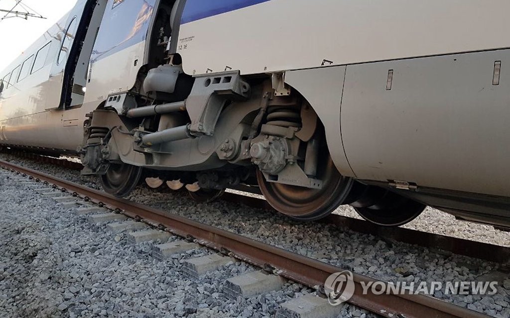 선로 벗어난 KTX 열차