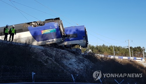 선로 심하게 벗어난 KTX 열차