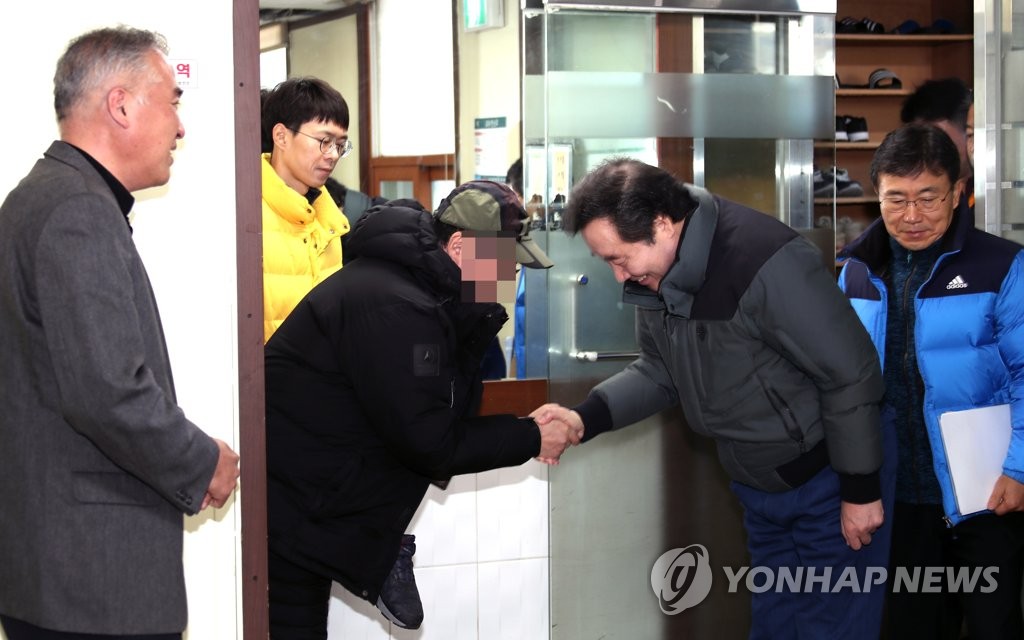 노숙인과 인사하는 이낙연 총리