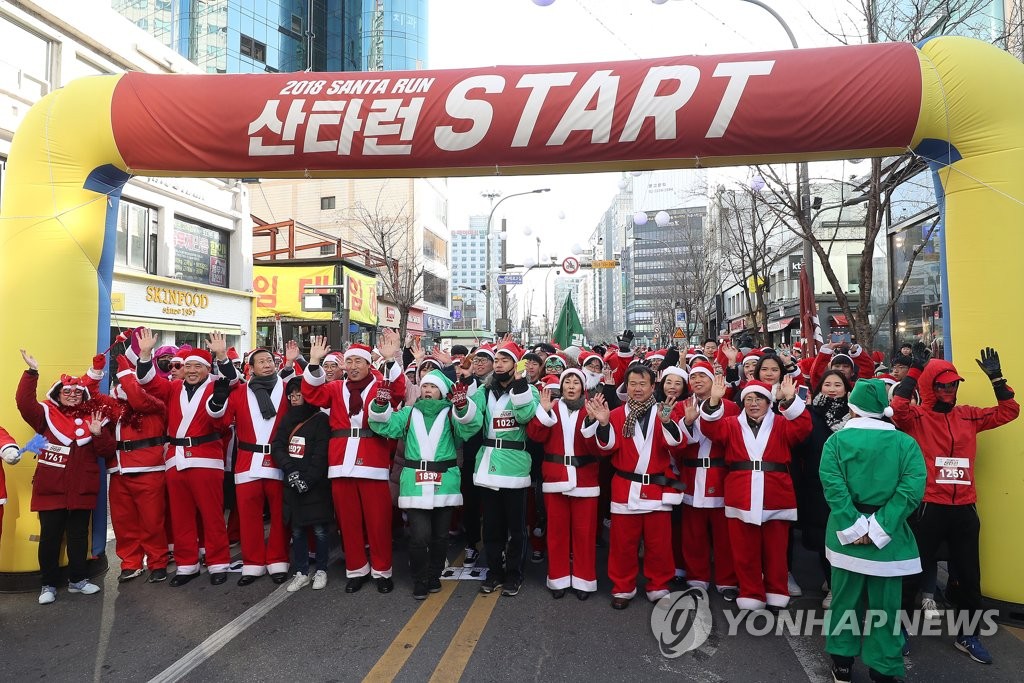 달릴 준비하는 수많은 산타