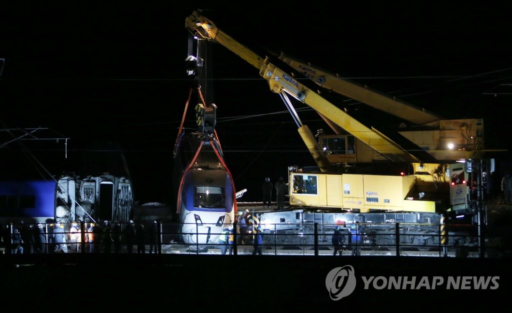 '철로 막은 탈선 열차부터 치워라'