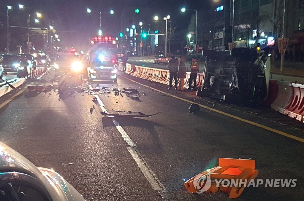 경기 수원서 음주 차량 전도사고…30대 운전자 입건