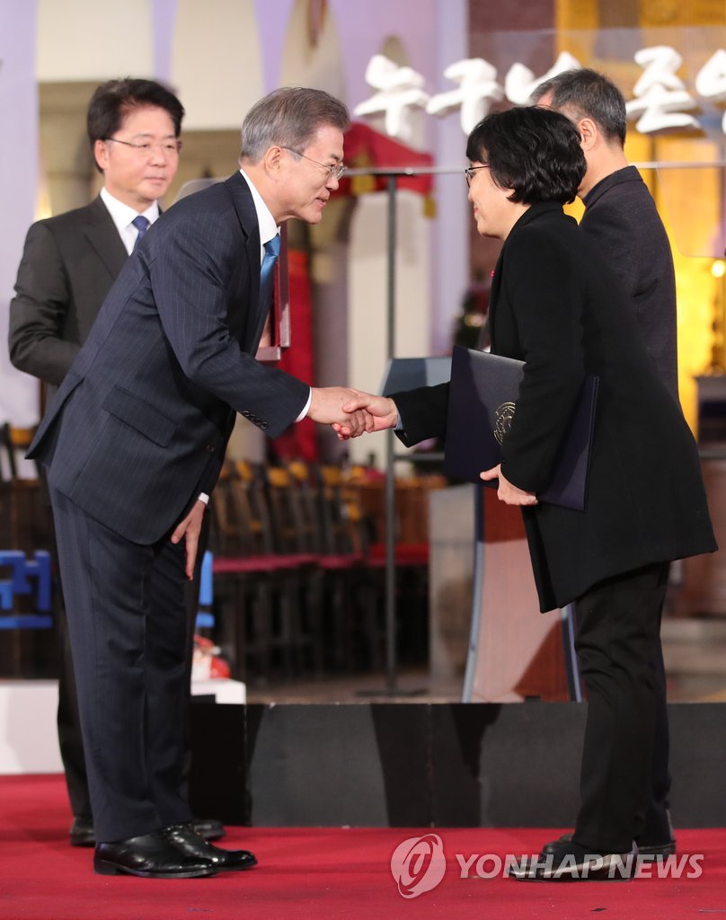 고 노회찬 의원에게 대한민국 인권상 수여하는 문 대통령