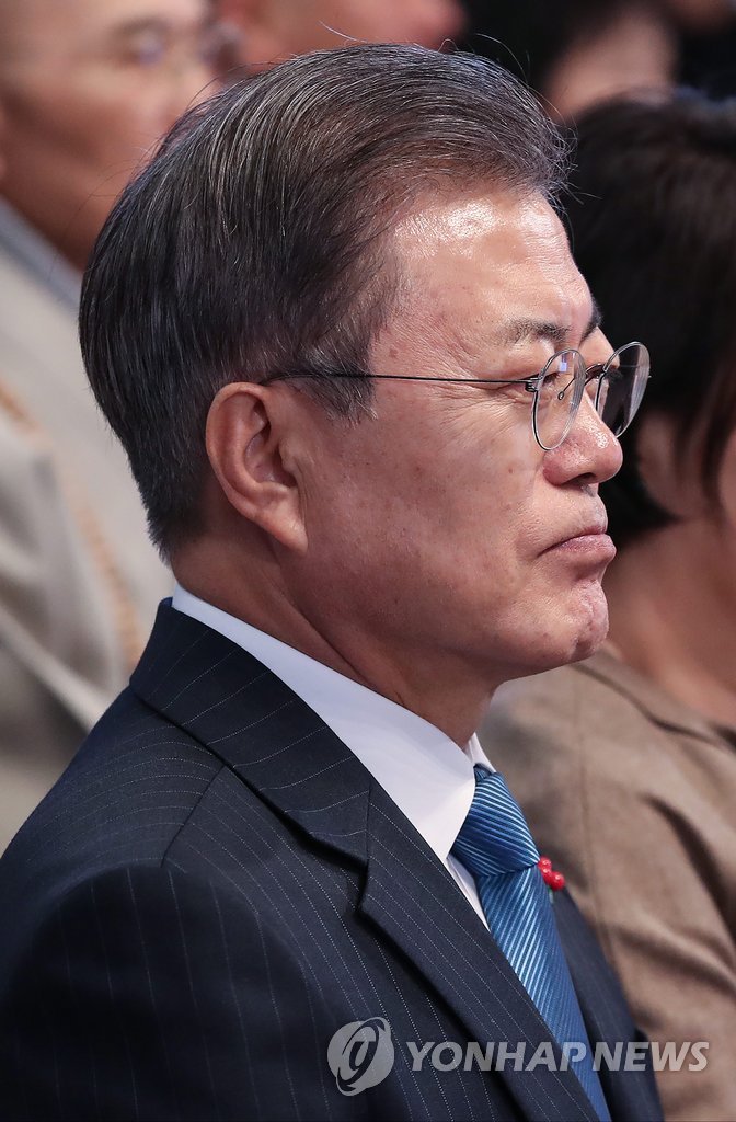 국가인권위원장의 기념사 듣는 문 대통령