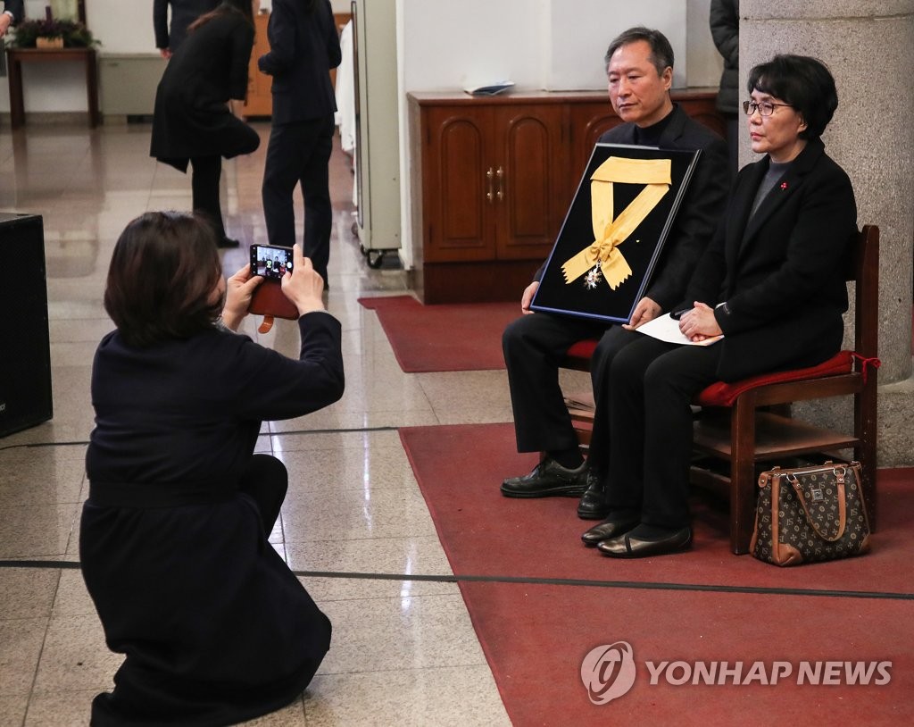 자리에 없는 동지의 아프고 쓸쓸한 훈장 찍는 심상정