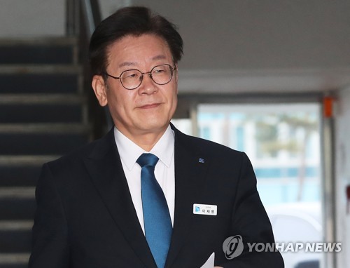 경기도청 청사에서 나오는 이재명 경기지사