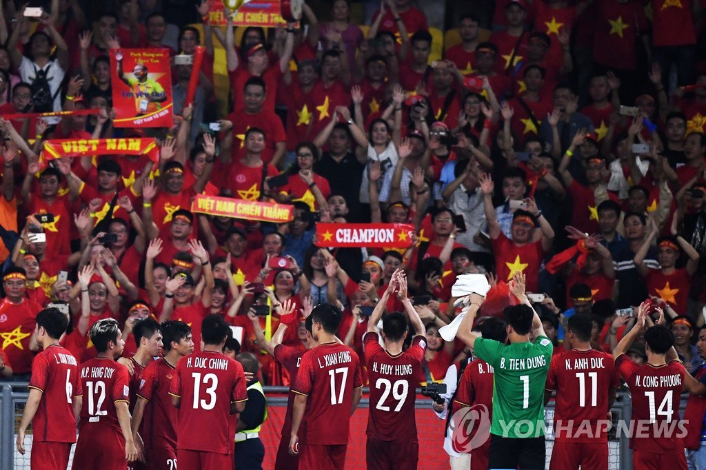 베트남 축구팬들에게 인사하는 박항서호 '우승 기대하세요!'