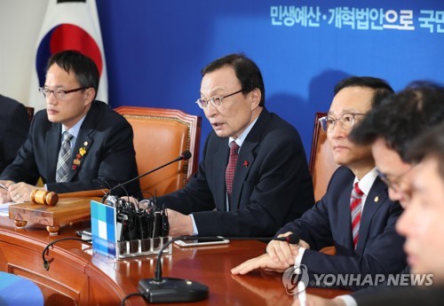 최고위원회의에서 발언하는 이해찬 대표