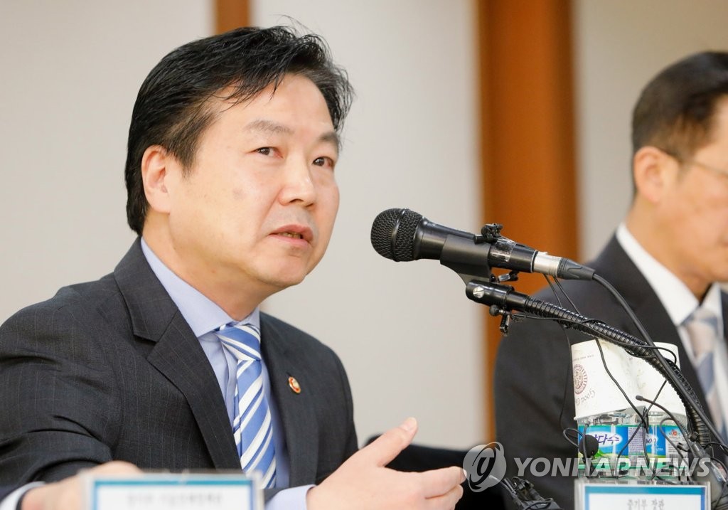 '중소기업 스마트 제조혁신 방안' 설명하는 홍종학 장관
