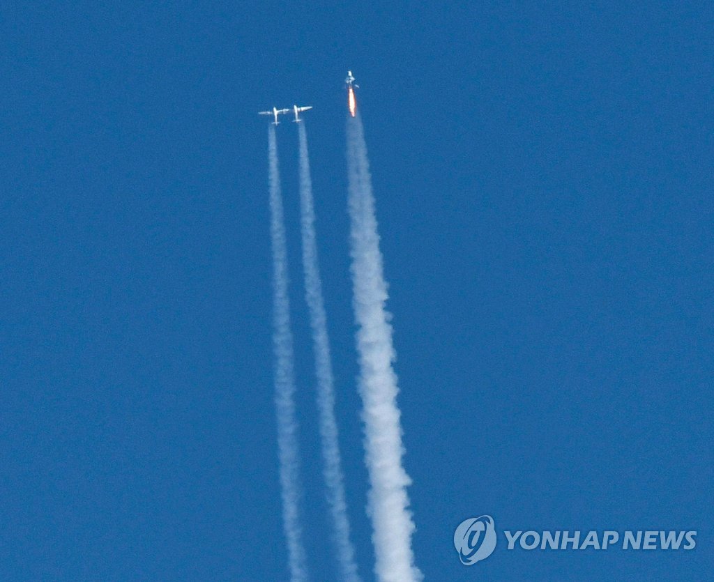 우주로 발진하는 버진 갤럭틱 유인우주선 '스페이스십투'
