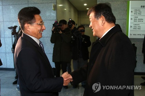 악수하는 남북체육분과회담 대표자