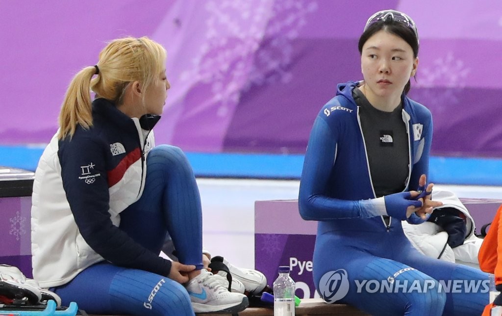This file photo from Feb. 21, 2018, shows South Korean speed skaters Kim Bo-reum (L) and Noh Seon-yeong at Gangneung Oval in Gangneung, 230 kilometers east of Seoul, following their team pursuit race at the 2018 PyeongChang Winter Olympics. (Yonhap)