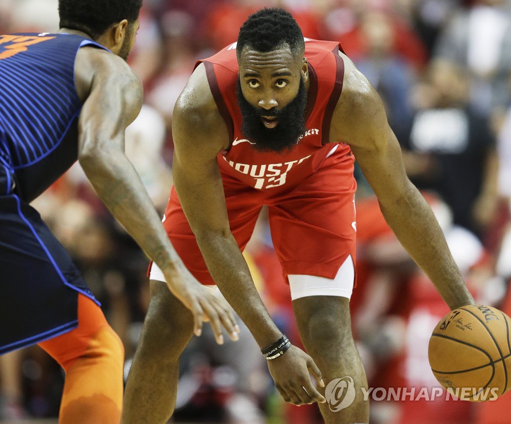 오클라호마시티 상대로 드리블하는 NBA 휴스턴 제임스 하든