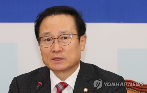 원내대책회의에서 발언하는 홍영표