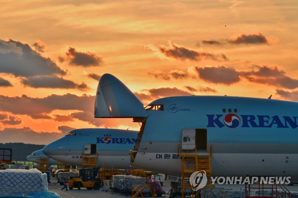 인천국제공항 대하항공화물터미널에서 짐 싣는 대항항공기