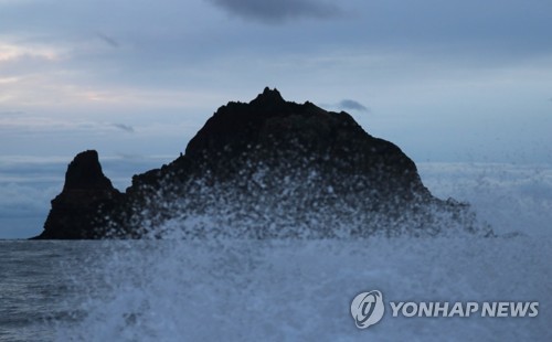거센 파도 몰아쳐도 '독도는 우리 땅'