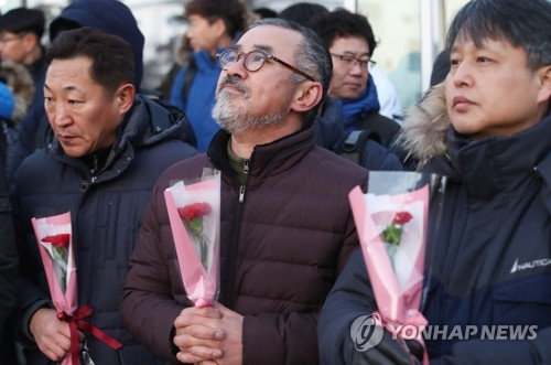 복직 축하 카네이션 든 쌍용차 노동자들