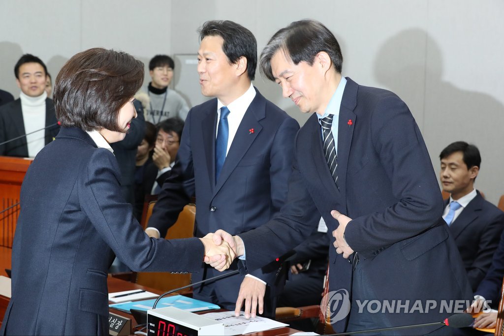 인사하는 나경원 원내대표와 조국 민정수석