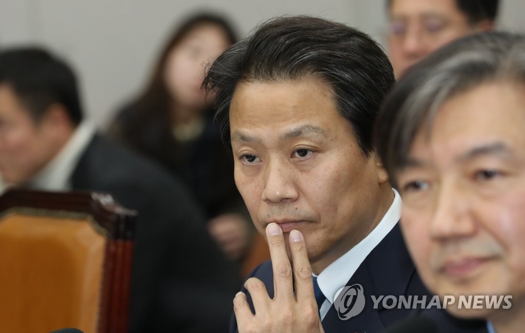 질의 듣는 임종석과 조국