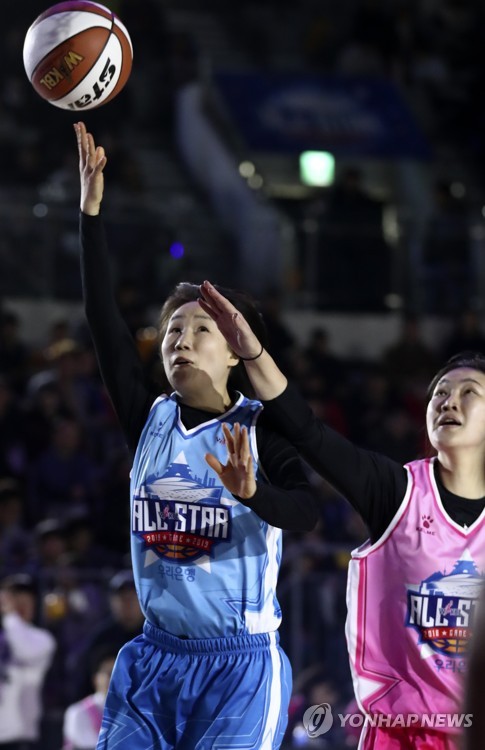 2019년 1월 올스타전에서 슛을 던지는 김영옥(왼쪽)