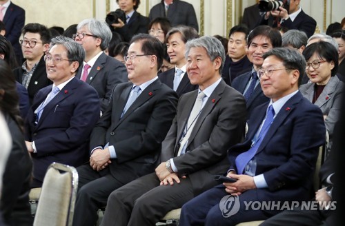 문 대통령 "청와대는 다 대통령의 비서…친문 아닌 사람 없다"