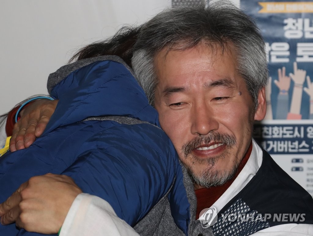 포옹하는 차광호 파인텍 노조 지회장
