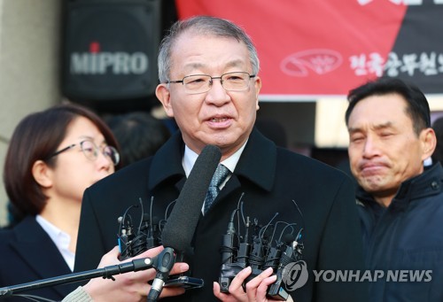 양승태 전 대법원장, 대법원 앞 입장발표