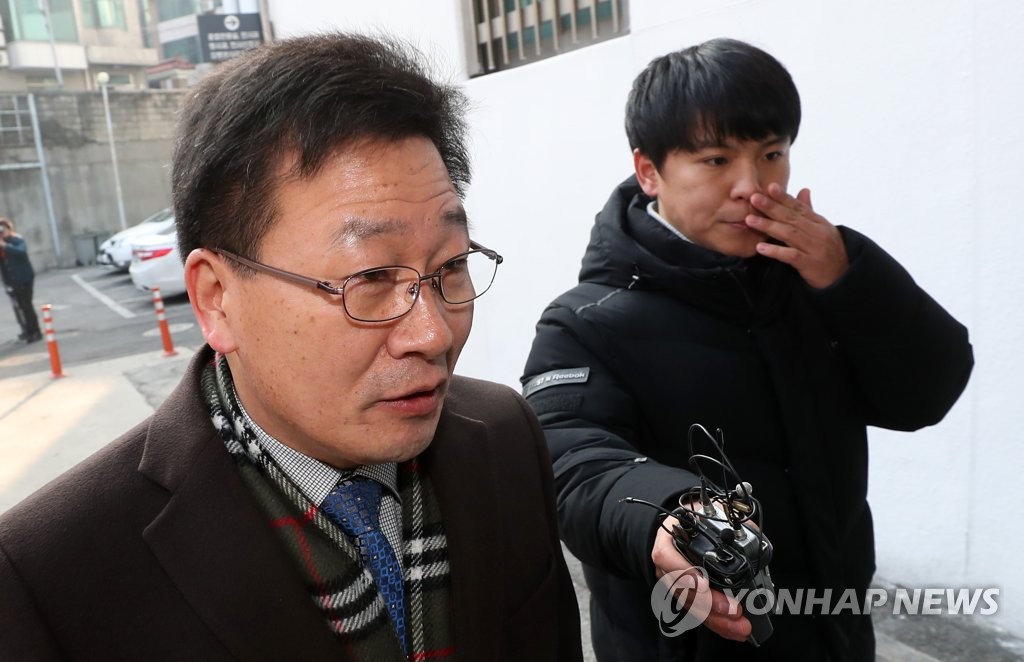 춘천지법 향하는 조인묵 군수