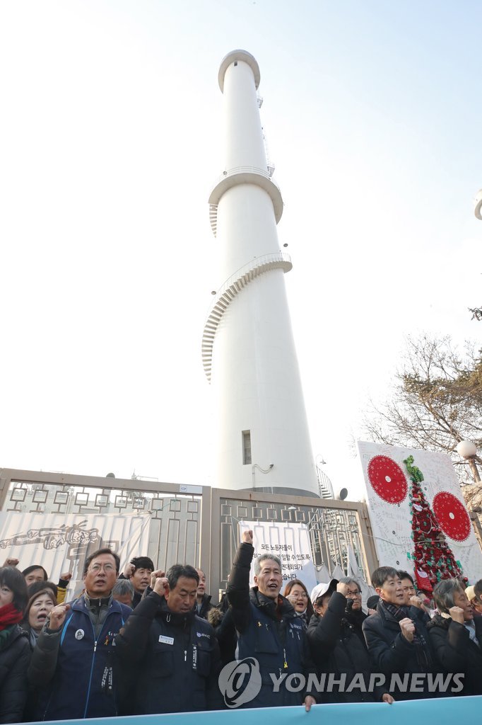파인텍 노동자 '굴뚝 농성 426일 만에 땅 밟는다'