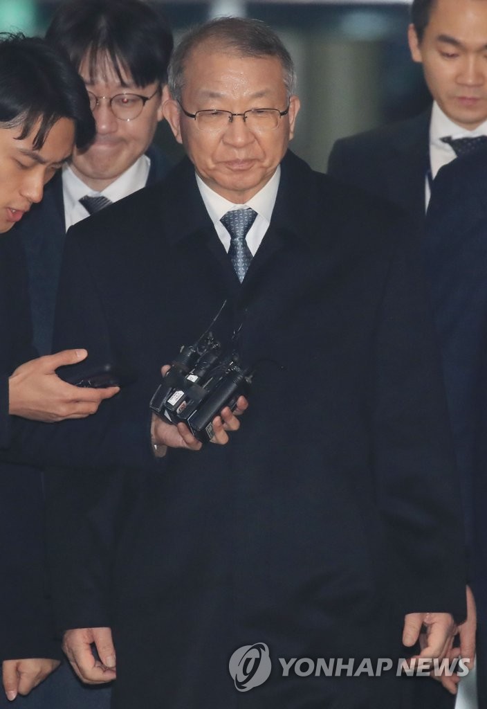양승태 전 대법원장, '묵묵부답'