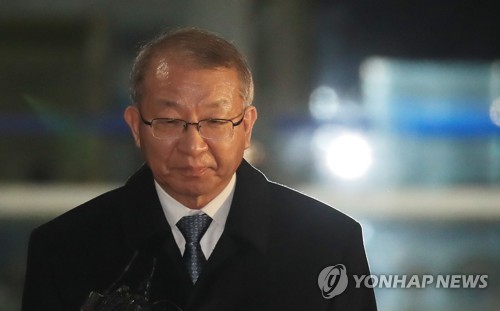 생각에 잠긴 양승태 전 대법원장