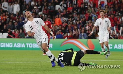 아쉬워하는 황희찬