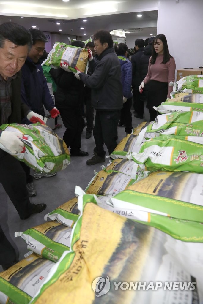 Anonymous citizen donates rice to impoverished people Anonymous citizen donates rice to impoverished people