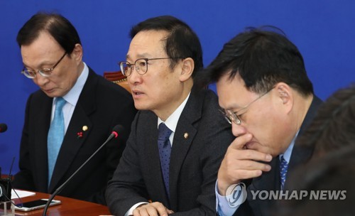 발언하는 홍영표 원내대표