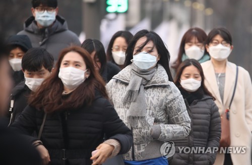 답답한 미세먼지 자욱한 출근길