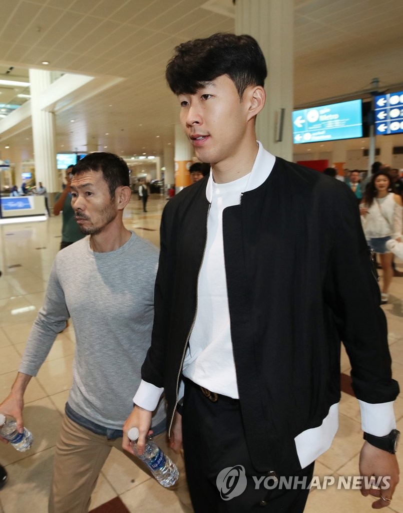 아버지와 함께 두바이 도착한 손흥민