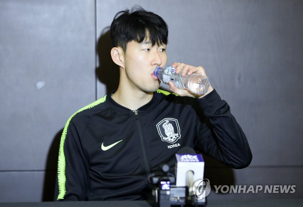 물 마시는 손흥민