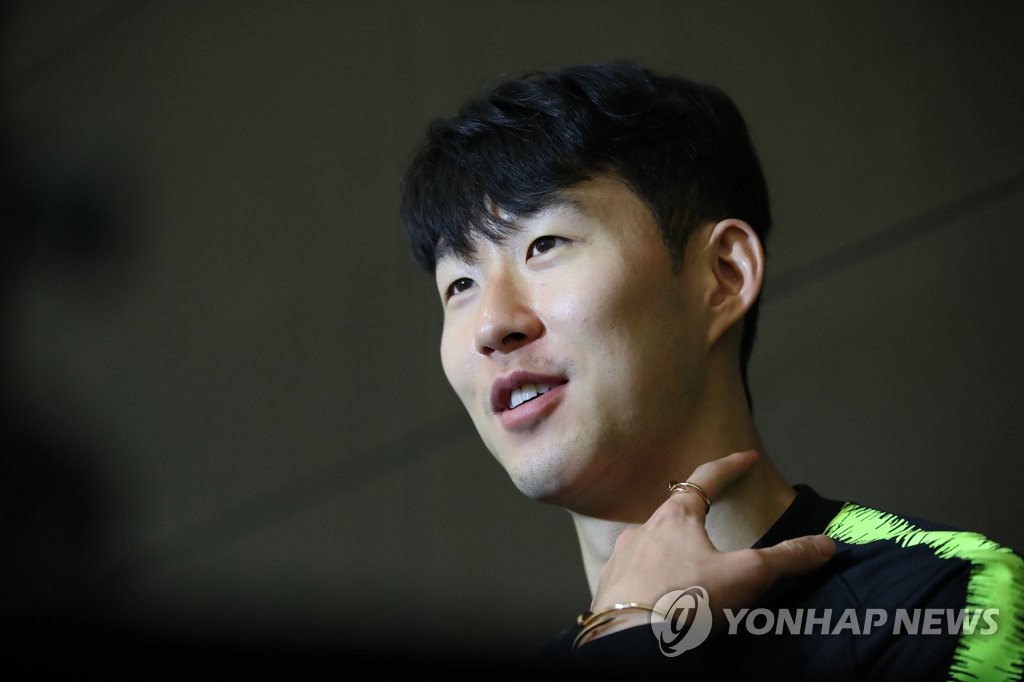 인터뷰하는 손흥민