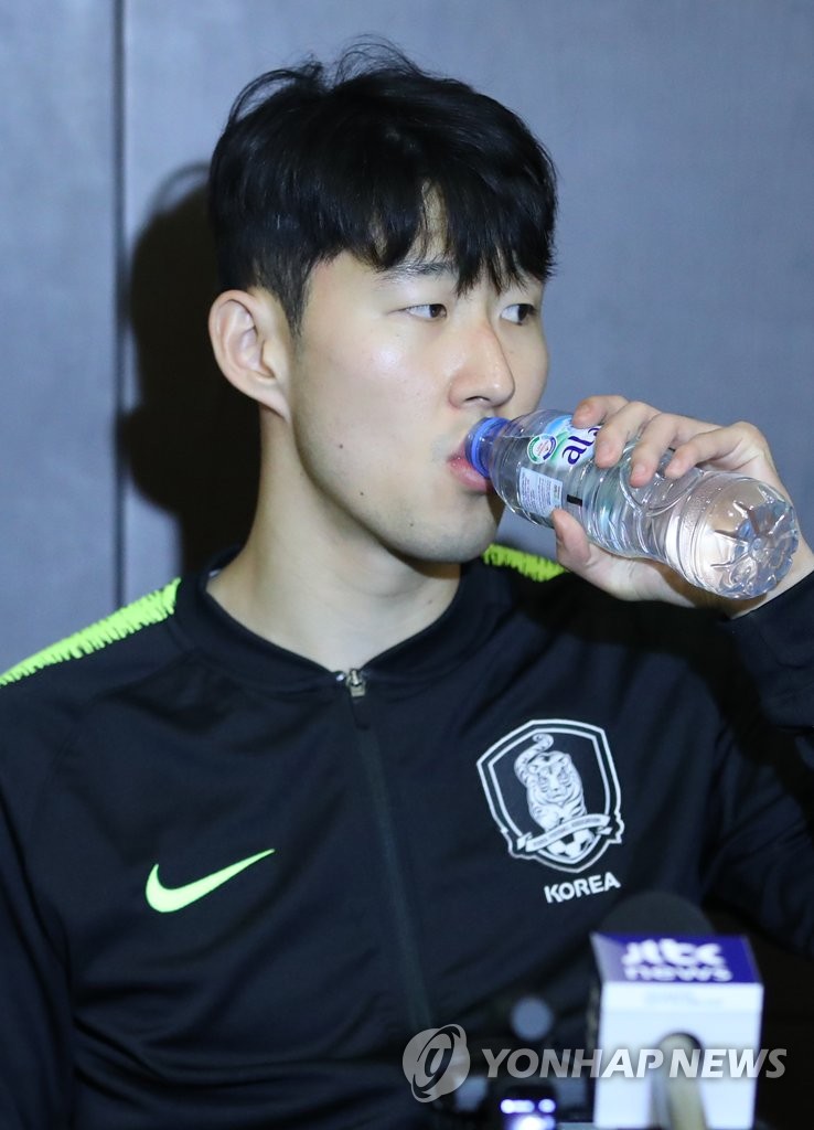 물 마시는 손흥민