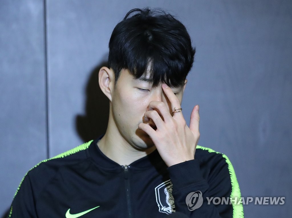 생각에 잠긴 손흥민
