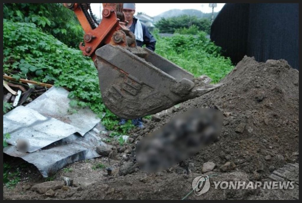 '박소연 대표 운영' 보호소 인근서 암매장 추정 동물 사체 발견