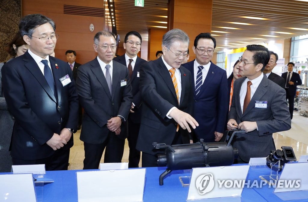 수소 활용 연료전지 질문하는 문 대통령