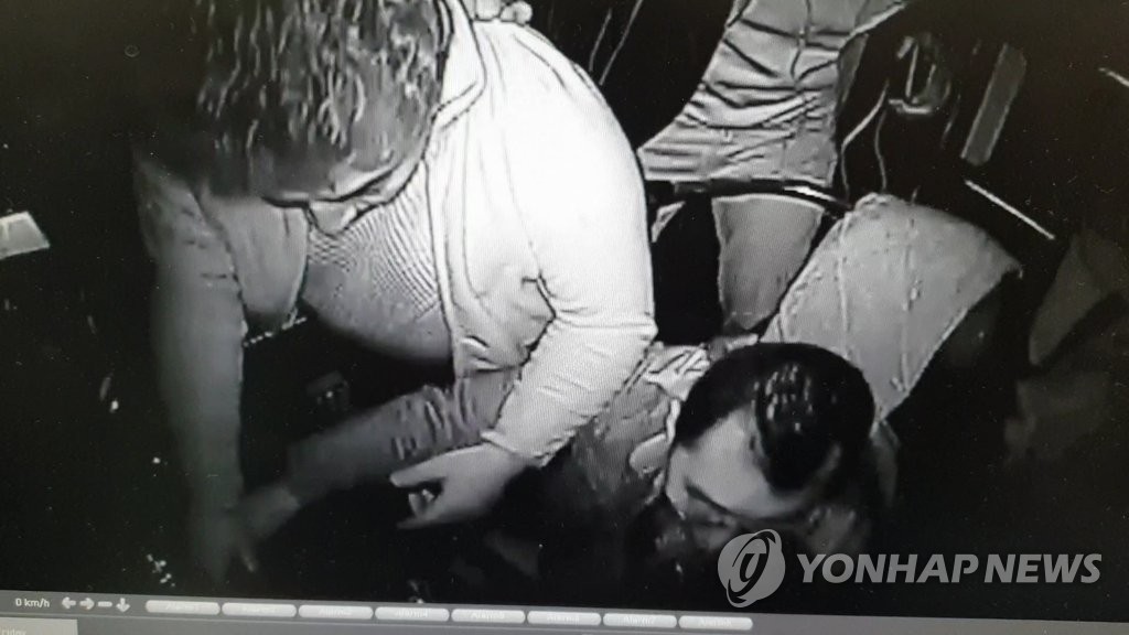 버스난동 부리는 박정태 제지하는 승객