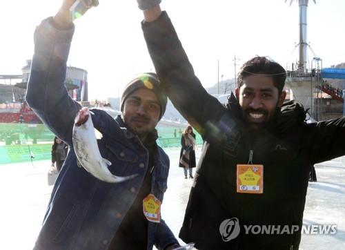 산천어낚시가 즐거운 외국인 강태공