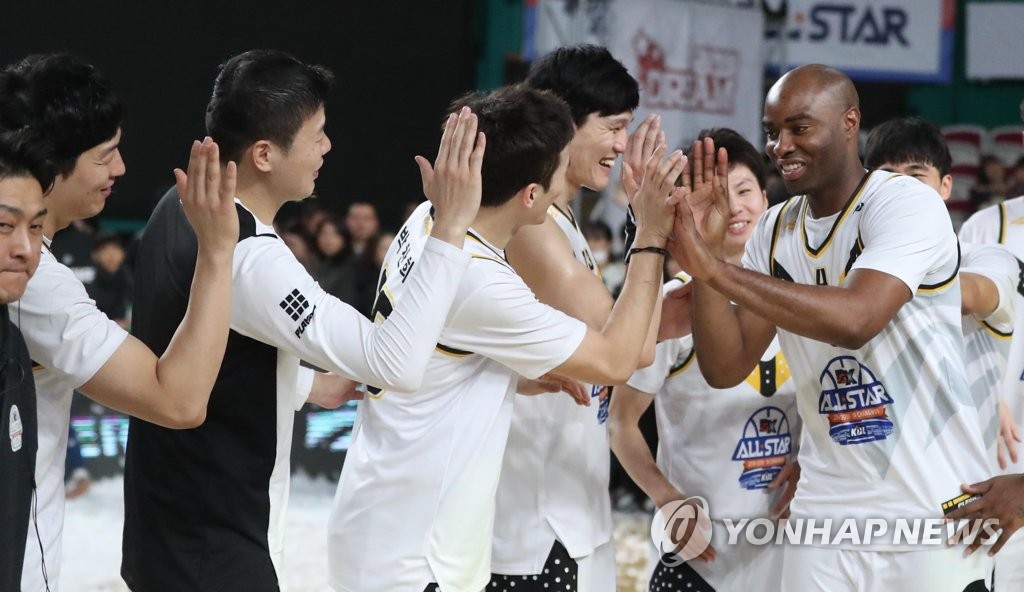 마커스 랜드리 MVP 미소