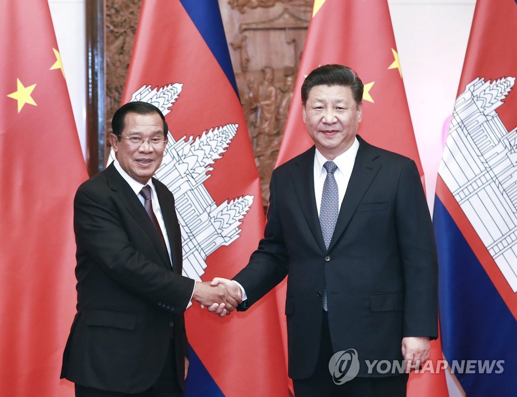 훈센 캄보디아 총리 만나는 시진핑 중국 국가주석(오른쪽)