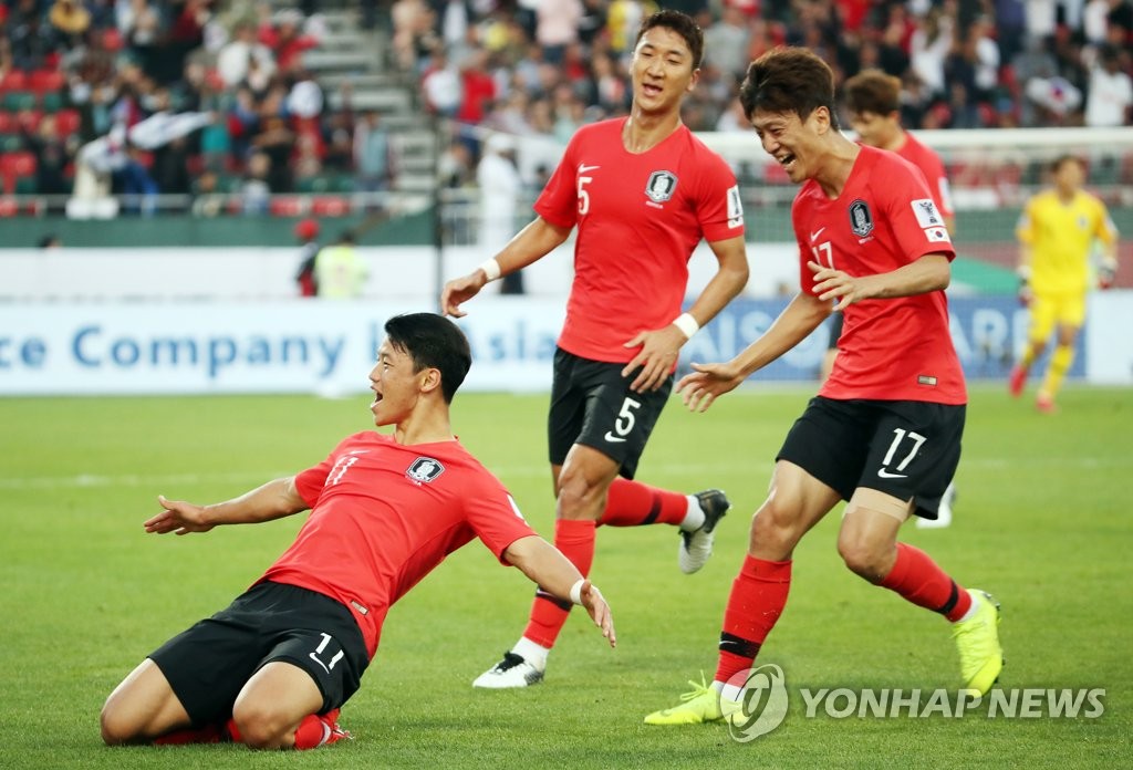 Hwang Hee-chan of South Korea (L) celebrates his goal against Bahrain in the round of 16 at the Asian Football Confederation (AFC) Asian Cup at Rashid Stadium in Dubai, the United Arab Emirates, on Jan. 22, 2019. (Yonhap)