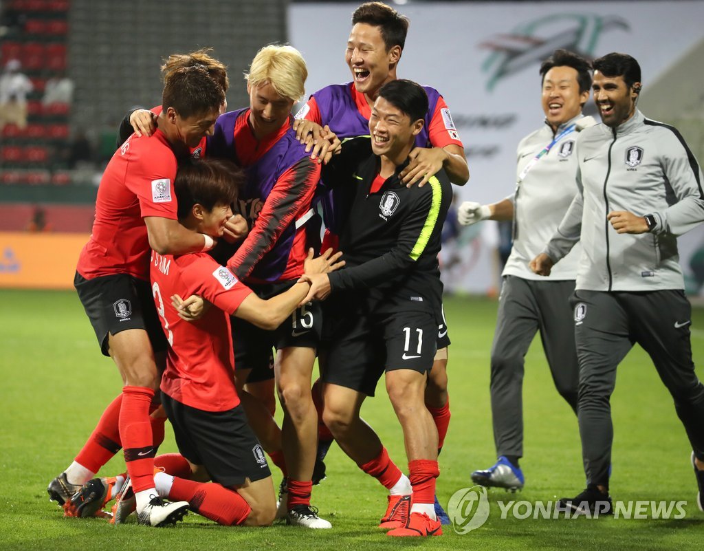 South Korea's Kim Jin-su (C) celebrates with teammates after scoring a goal against Bahrain during the first half extra time in the AFC Asian Cup round of 16 match at Rashid Stadium in Dubai, the United Arab Emirates, on Jan. 22, 2019. (Yonhap)