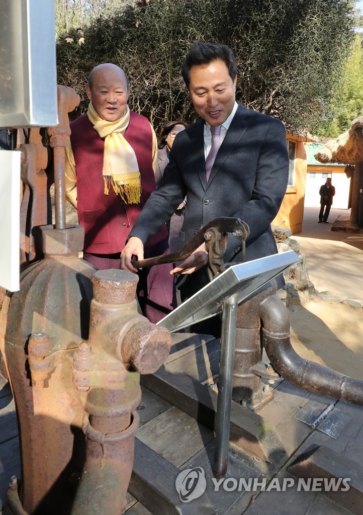 Ex-Seoul mayor visits Park Chung-hee's birthplace Ex-Seoul mayor visits Park Chung-hee's birthplace